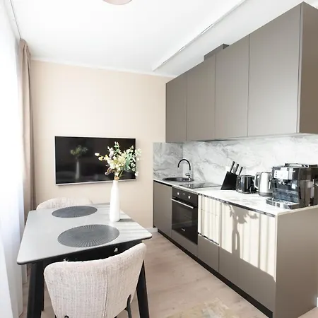 Modern In Town Centre - Lift, Self Check-in, Aircon & Smart Tv *