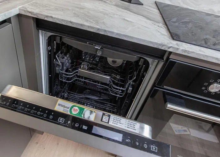 Modern In Town Centre - Lift, Self Check-in, Aircon & Smart Tv Apartment