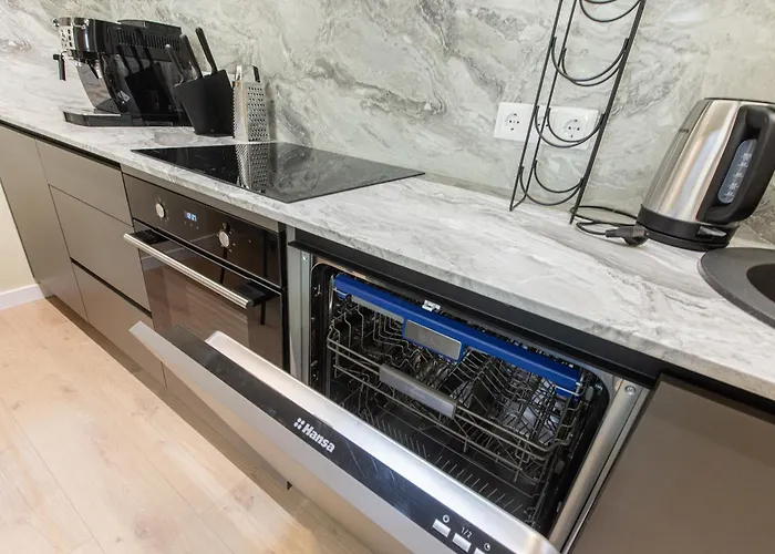 Modern In Town Centre - Lift, Self Check-in, Aircon & Smart Tv