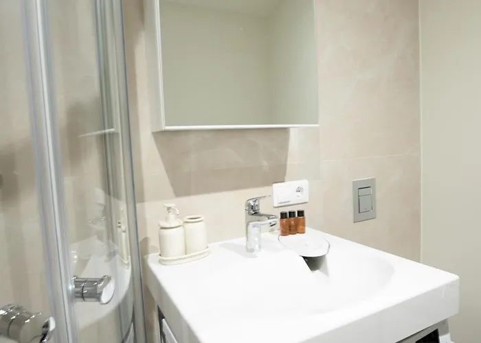 Modern In Town Centre - Lift, Self Check-in, Aircon & Smart Tv