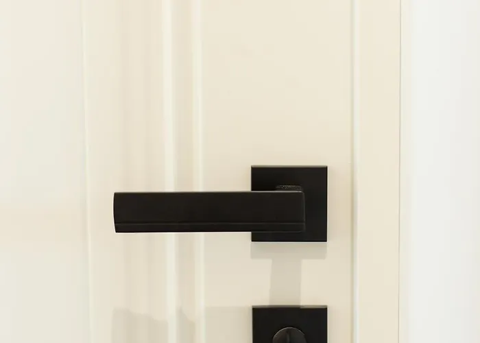 Modern In Town Centre - Lift, Self Check-in, Aircon & Smart Tv *