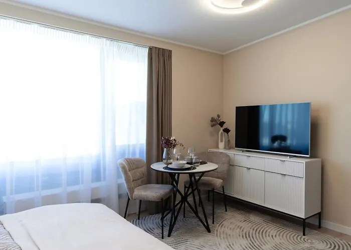 Modern In Town Centre - Lift, Self Check-in, Aircon & Smart Tv