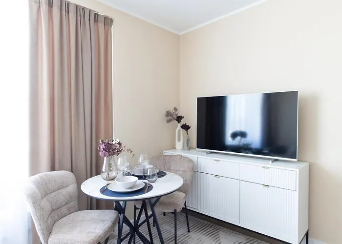 Modern In Town Centre - Lift, Self Check-in, Aircon & Smart Tv