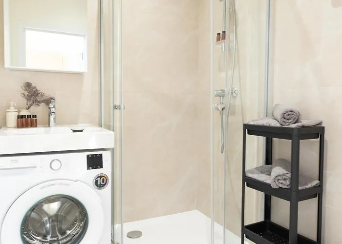 Modern In Town Centre - Lift, Self Check-in, Aircon & Smart Tv *