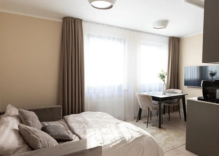 Apartment Modern In Town Centre - Lift, Self Check-in, Aircon & Smart Tv *