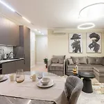 Modern In Town Centre - Lift, Self Check-in, Aircon & Smart Tv *