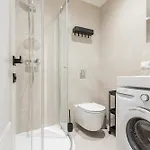 Modern In Town Centre - Lift, Self Check-in, Aircon & Smart Tv *