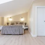 Modern In Town Centre - Lift, Self Check-in, Aircon & Smart Tv *
