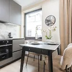 Modern In Town Centre - Lift, Self Check-in, Aircon & Smart Tv