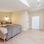 Modern In Town Centre - Lift, Self Check-in, Aircon & Smart Tv Апартаменты