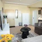 Modern In Town Centre - Lift, Self Check-in, Aircon & Smart Tv Апартаменты