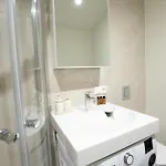Modern In Town Centre - Lift, Self Check-in, Aircon & Smart Tv