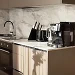 Modern In Town Centre - Lift, Self Check-in, Aircon & Smart Tv Апартаменты Рига