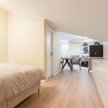 Апартаменты Modern In Town Centre - Lift, Self Check-in, Aircon & Smart Tv *