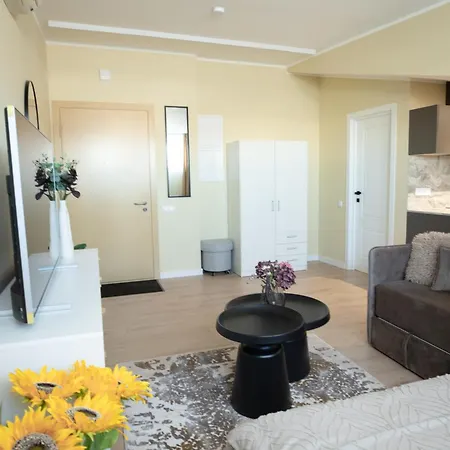 Modern In Town Centre - Lift, Self Check-in, Aircon & Smart Tv 아파트